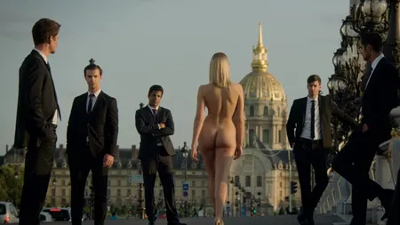 O moldoveancă a defilat goală pe un pod din Paris, într-un serial: 