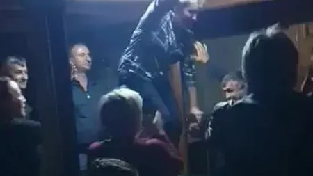 Dosar penal pentru primăriţa care dansează pe masa de biliard. Ea şi invitaţii sunt cercetaţi pentru zădărnicirea combaterii bolilor