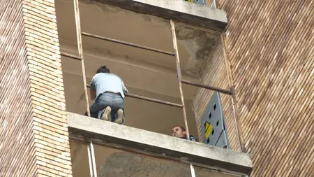 O nouă tragedie. A murit după ce s-a aruncat în casa scării de la etajul 6. Sora murise în împrejurări similare
