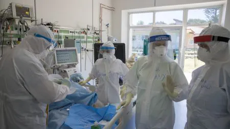 BILANŢ coronavirus 12 octombrie. 2069 cazuri noi de COVID-19 la doar 10.000 de teste. 628 de pacienţi sunt la ATI, iar 56 au murit