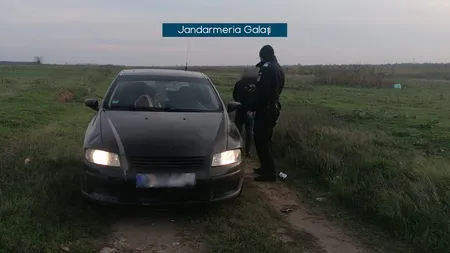 Un cuplu a încercat să fugă cu maşina dintr-o comună carantinată. Bărbatul a accelarat la vederea jandarmilor