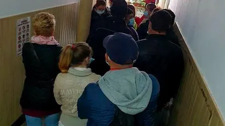 Aglomeraţie de nedescris în Bihor. Zeci de oameni fără măşti de protecţie şi distanţare fizică au stat la coadă pentru a semna actele de şomaj