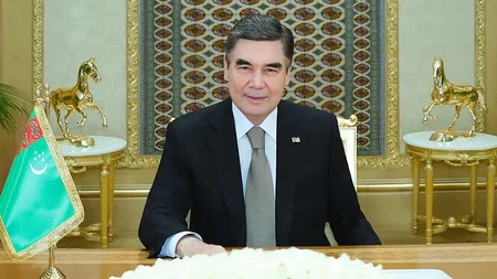 Preşedintele Turkmenistanului i-a ridicat statuie din aur câinelui său, în centrul oraşului