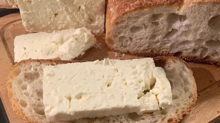 Pâine cu brânză. Un celebru nutriționist spune adevărul despre această combinație