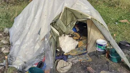 Viaţa dă brânci de cele mai multe ori oamenilor care nu merită. Cum a ajuns o bătrână de 70 de ani în cort în pragul iernii