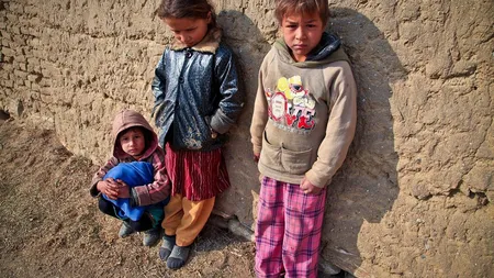 Copii săraci România. În 2020, copiii din mediul rural au o igienă precară, se culcă flămânzi şi muncesc în gospodărie cot la cot cu adulţii