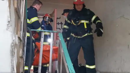 Explozie într-un bloc din Galaţi. Două persoane au murit, dintre care o femeie de 60 de ani