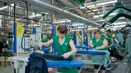 Industria confecţiilor, afectată de pandemie. O lucrătoare de la o fabrică din Vălenii de Munte, dată afară după ce a postat o imagine cu salariul ei