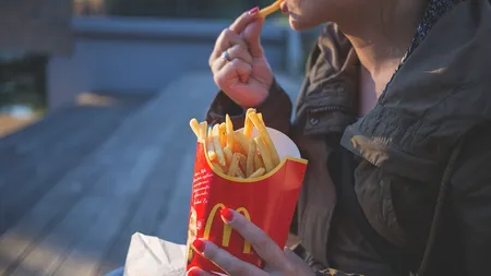 O adolescentă a mâncat timp de 15 ani doar fast-food. Fata e antrenor de gimnastică şi arată fabulos: Lumea nu înţelegea de ce fac asta