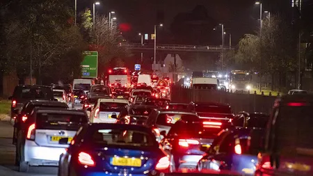 Londra, asemenea Parisului. Zeci de mii de oameni au părăsit capitala chiar înainte de lockdown, trafic infernal la miezul nopţii FOTO