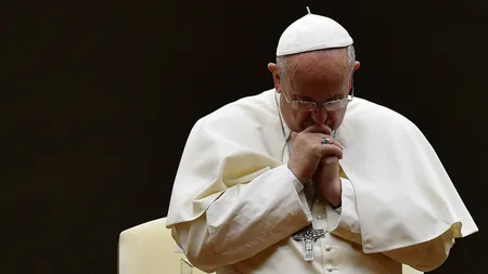 Papa Francisc se roagă pentru victimele tragediei de la spitalul din Piatra Neamț