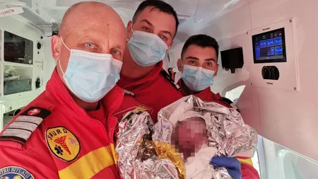 Femeie din Bistriţa, ajutată să nască de paramedicii SMURD în drum spre spital