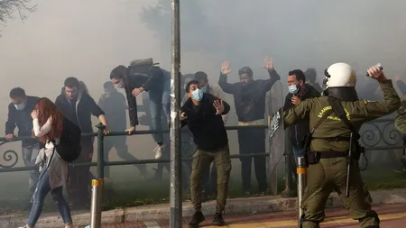 Proteste violente în Franţa, împotriva restricţiilor din pandemie. Mii de oameni s-au bătut cu poliţia