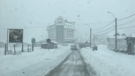 Iarnă în toată regula la Rânca, ninge ca-n poveşti. Stratul de zăpadă e deja de 8 cm VIDEO