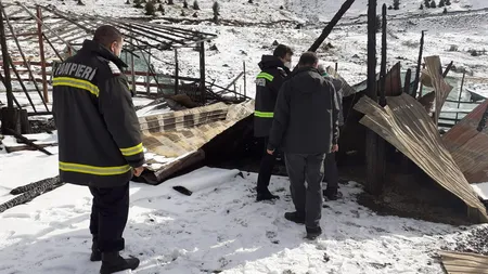 Stâna de pe Transalpina, distrusă în urma unui incendiu. Şeful de la Investigaţii Criminale conduce ancheta