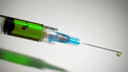 Vaccin coronavirus, testat pe o româncă din Marea Britanie