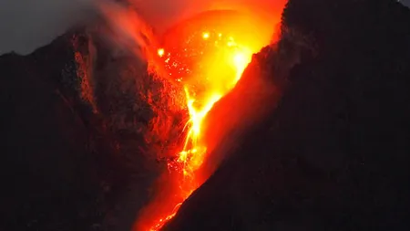 Vulcanul Merapi, gata să erupă. Autorităţile locale au emis o alertă