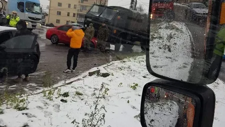 Accident cumplit la ieșirea din București! O tânără de 24 de ani, care se afla la volanul unui Mercedes, rănită grav în urma unei coliziuni cu un camion al Armatei