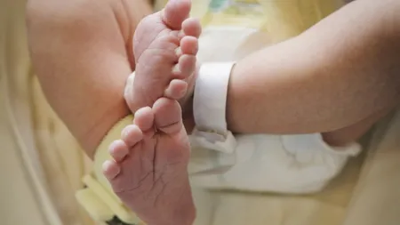 Bebeluş desfigurat din bătaie de tatăl vitreg, la Vâlcea. Are nevoie de 40 de zile de îngrijiri medicale