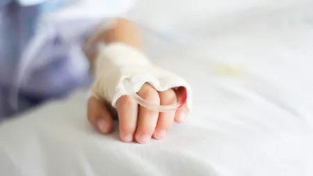 O fetiţă în vârstă de un an a murit după ce s-a infectat cu coronavirus în Argeş. Record de decese COVID-19 în 24 de ore