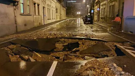 Un crater a apărut în mijlocul străzii după spargerea unei ţepi de apă. Mai multe locuinţe au fost inundate