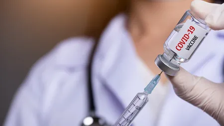 Primul român cu reacții adverse la vaccinul COVID. O asistentă din Cluj a suferit o reacție alergică