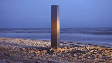 Misterul se adânceşte. În România a apărut un al doilea monolit similar celor din America, de data aceasta pe plaja din Vadu