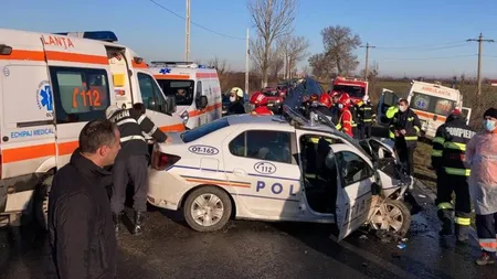 Anul Nou 2021 a început cu o serie de tragedii pe şosele. O fetiţă care mergea cu Sorcova şi un tânăr de 21 de ani au murit în accidente, o ambulanţă s-a ciocnit violent cu maşina Poliţiei