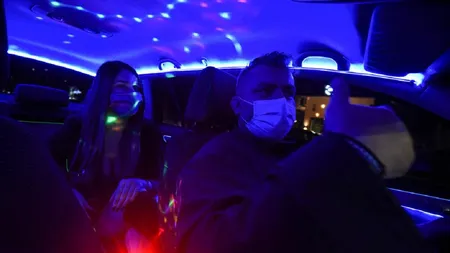 Şi-a transformat taxiul în club de noapte ca să ridice moralul clienţilor. VIDEO