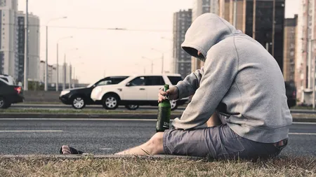 Un bărbat beat dirijează circulaţia într-o intersecţie din Botoşani. Individul, nervos pe şoferii care nu-i respectă indicaţiile
