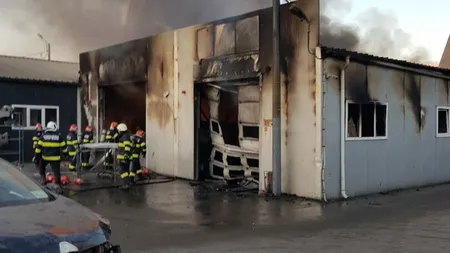 Incendiu la un service auto din Craiova. Un autoturism a ars în totalitate
