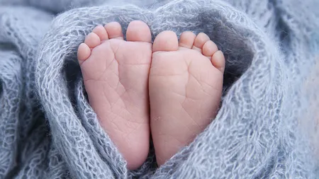 Mamă la 15 ani, o minoră a născut primul bebeluş din 2021, din Botoşani. Ea a adus pe lume o fetiţă