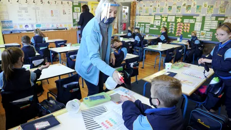 Deschiderea şcolilor se va face în funcţie de circulaţia noii tulpini din Marea Britanie