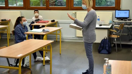 Franţa insistă să păstreze şcolile deschise, în ciuda noii tulpini a coronavirusului. E posibilă însă impunerea unor noi restricţii de deplasare