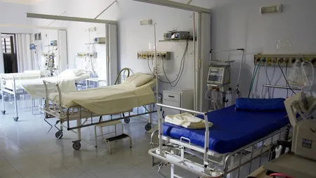 Pacienţi cu covid, morţi cu infecţii nosocomiale în spitalul de campanie inaugurat de Iohannis