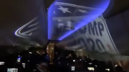 Protest pro-Trump şi în avion. Imagini surprinse în aer, în timpul unui zbor | VIDEO