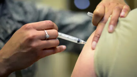 Şoc anafilactic pentru una din 100.000 de persoane care a făcut vaccinul împotriva covid-19 Pfizer-BioNTech