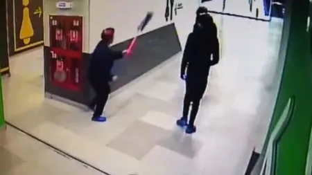 Tentativă de viol în toaleta unui mall din Bucureşti | VIDEO