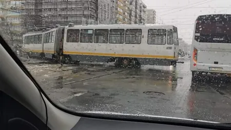 Un tramvai a deraiat în zona Colentina din Bucureşti. Traficul a fost blocat. Explicaţiile STB