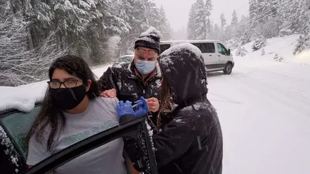 Imagini incredibile cu oameni vaccinaţi pe marginea drumului | FOTO