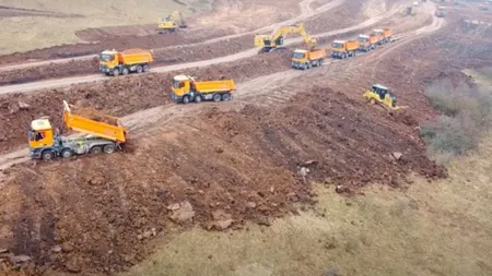 Demers colosal pe şantierul unei autostrăzi din România. Angajaţii constructorului român muncesc ca în China - VIDEO