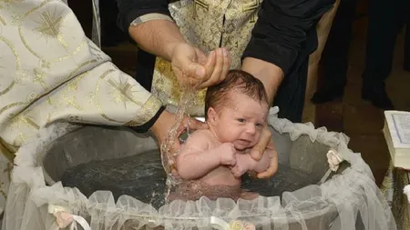 Campanie pentru modificarea ritualului de scufundare a bebeluşului în cristelniţă. Mii de oameni au semnat-o în doar câteva ore