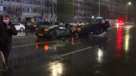 Accident cu Lamborghini şi Dacia Logan în Bucureşti! Imagini spectaculoase! Loganul s-a răsturnat, iar bolidul de lux avea doar airbag-urile sărite