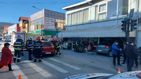 O maşină a intrat într-o florărie cu tot cu o femeie pe capotă. Între victime sunt şi doi copii VIDEO