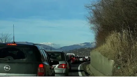 Aglomeraţie pe pârtiile de pe Valea Prahovei şi Braşov. Maşinile merg bară la bară pe DN1