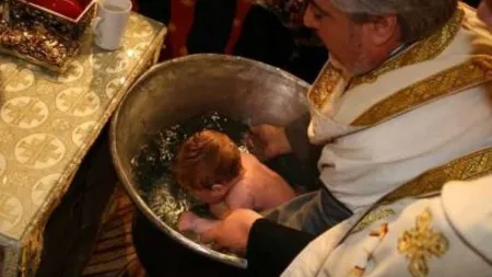 Prima reacţie a BOR, după ce legiștii au stabilit că bebeluşul din Suceava a murit după botez de pneumonie