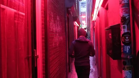 Amsterdam mută lucrătoarele sexuale din Cartierul Roşu la periferie şi ar putea interzice şi consumul de marijuana