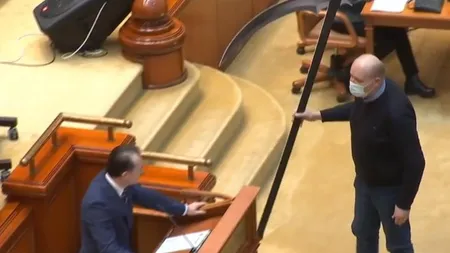 Deputaţii PSD i-au adus lui Florin Cîţu o coasă din carton în Parlament: 