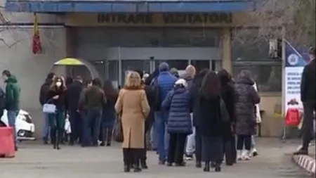 Coadă la vaccinare anti-COVID. Peste 100 de persoane au aşteaptat zeci de minute în faţa Spitalului Universitar de Urgență București