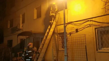 Incendiu la Galaţi, a fost COD ROŞU, au fost evacuaţi bătrâni şi copii